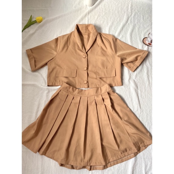 Set màu nude chân váy xếp ly dáng ngắn phối áo vest croptop thanh lý mã A01