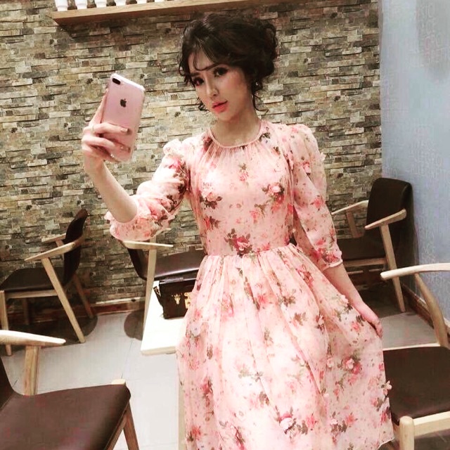Đầm xòe hồng nhạt kết hoa