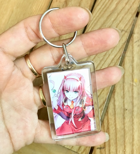 Móc khoá darling in the Franxx mica trong 2 mặt ảnh khác nhau
