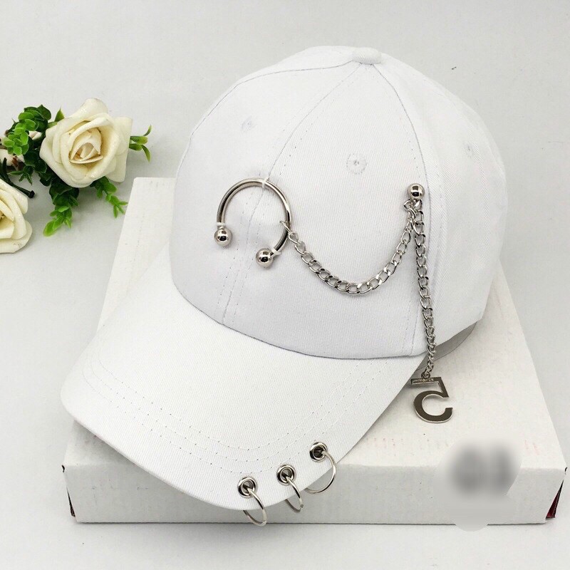 Nón kết thời trang phối dây xích cá tính