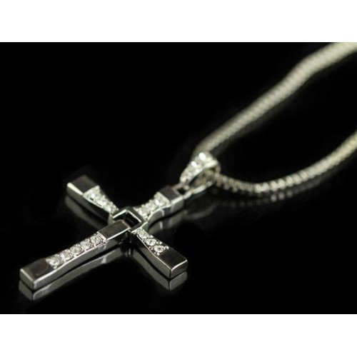 Dây chuyền mặt hình thánh giá trong phim Quá nhanh quá nguy hiểm