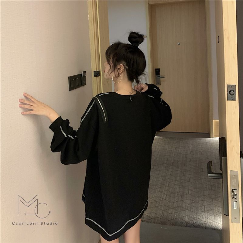 Áo sweater oversize với các đường chỉ nhấn độc đáo, thiết kế khoá kéo bả vai cá tính