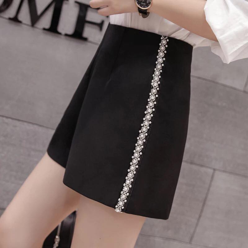 Bán sỉ Quần short viền hạt ngọc 2 màu đen trắng cho nữ