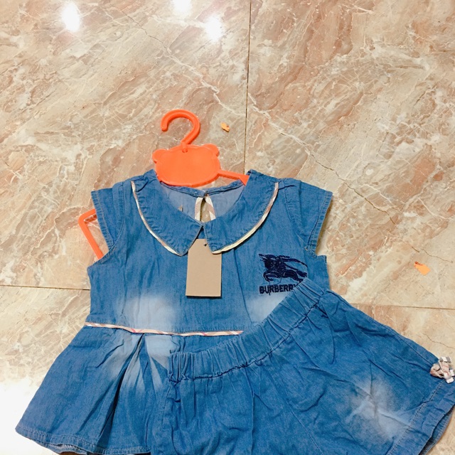 Bộ bò giấy của bé gái