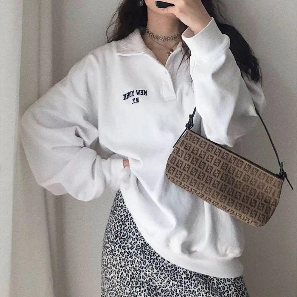 Áo nỉ có cổ bẻ NEW YORK [Brandy Melville]