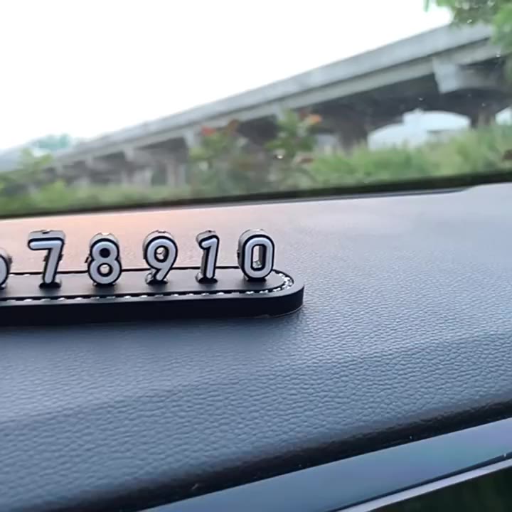Mô hình ngộ nghĩnh hiển thị bảng số điện thoại đậu xe ô tô