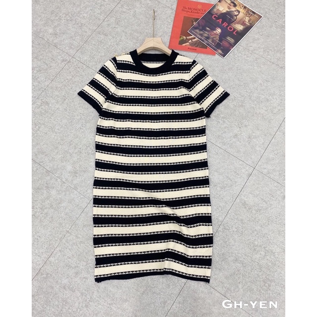 Váy len kẻ khuy vai