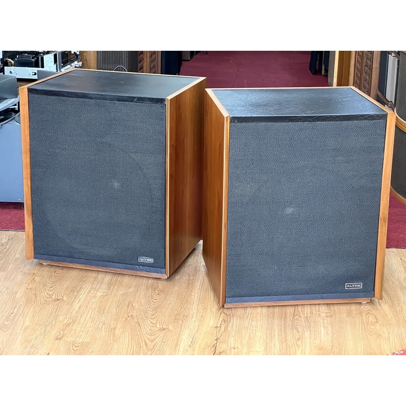 Altec Santana 879A cao cấp sở hữu vẻ ngoài sang trọng đầy lịch lãm