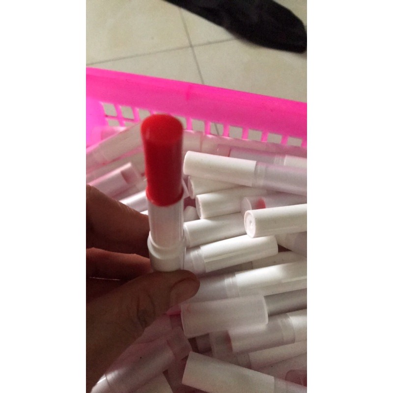 dưỡng môi sáp ong và tinh dầu gấc