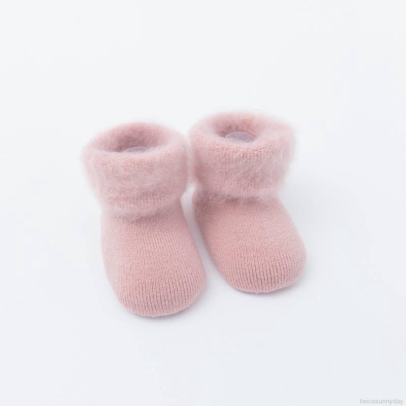 Vớ trơn màu giữ ấm mùa đông dễ thương dành cho các bé