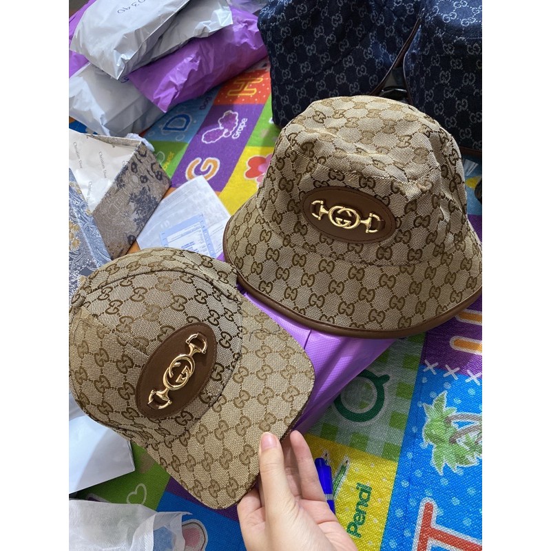Cặp mũ bucker và lưỡi trai gucci khuy ngang