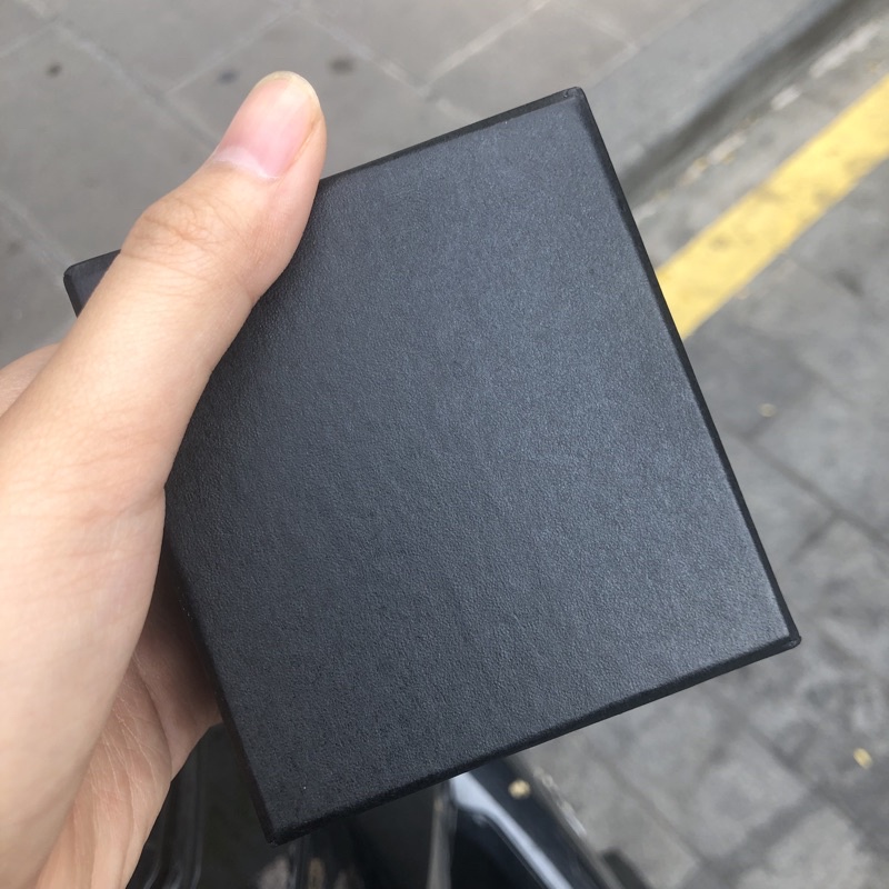 Hộp đồng hồ đen cứng cáp có gối đựng đồng hồ phụ kiện vòng tay