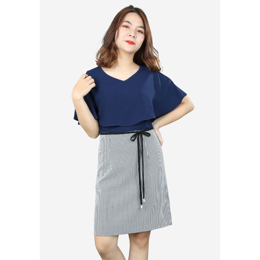 Đầm 1 lớp tay cánh dơi lỡ nhăn tím than phối caro đen trắng cổ tim dáng ôm dây nơ eo The One Fashion DDC2151TTCR