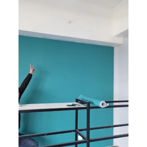 Giấy dán tường một màu. Kích thước: 0.45x10m/cuộn, có keo sẵn mặt sau.
