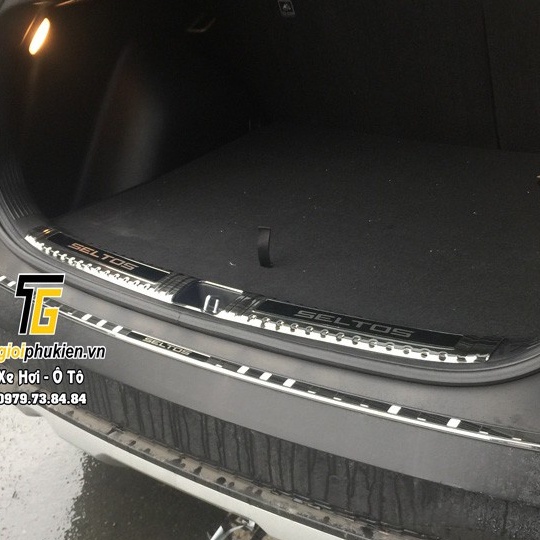Ốp Chống trầy cốp trong, ngoài xe Kia Seltos 2020 2021 2022 chất liệu titan, Mẫu 1- Hàng đẹp