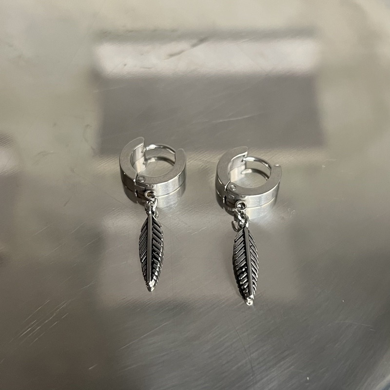 Khuyên tai tròn charm cross