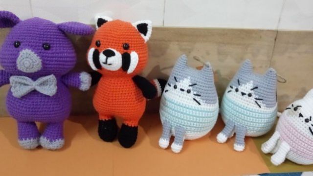 Hana Shop _ Handmade. Sản phẩm thú nhồi bông được làm bằng tay với nguyên liệu chính là len, an toàn cho trẻ nhỏ.