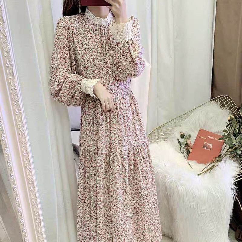 Váy hoa nhí tay và cổ viền ren