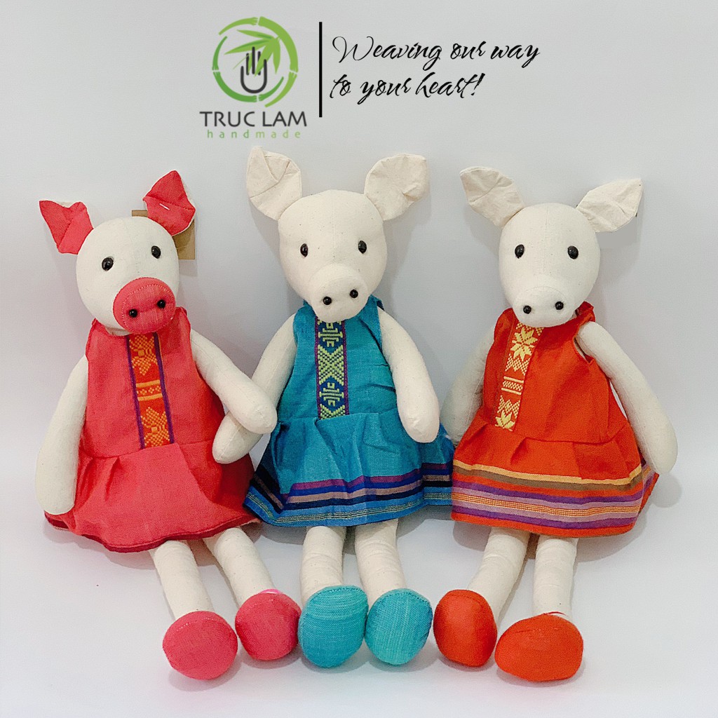 Đồ Chơi Thú Nhồi Bông Hình Con Lợn Chân Dài Mặc Váy Thổ Cẩm Dệt Tay Size L Cao Cấp Cho Bé – Trúc Lâm Handmade