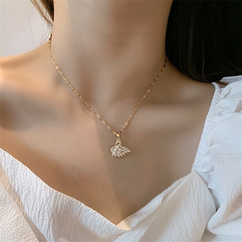 Hàng có sẵn Dây chuyền titan mạ vàng 18K mặt thiên nga dạ quang xu hướng thời trang cho nữ
