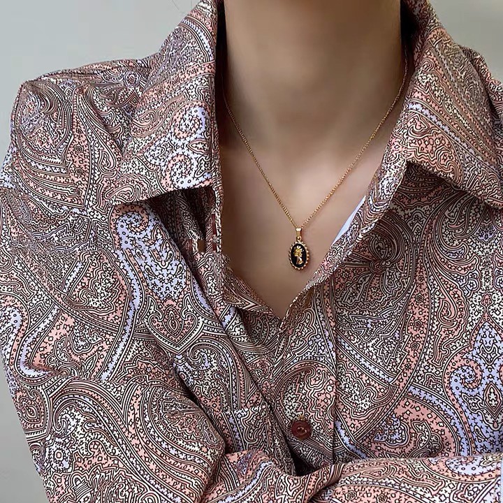 Vòng cổ thép titan mạ vàng 18k phối mặt đồng xu hình nữ hoàng Elizabeth phong cách châu Âu baroque cao cấp