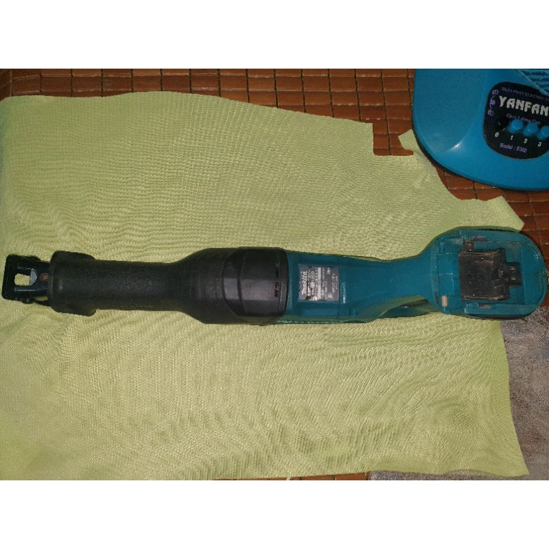 Cưa kiếm Makita JR186D