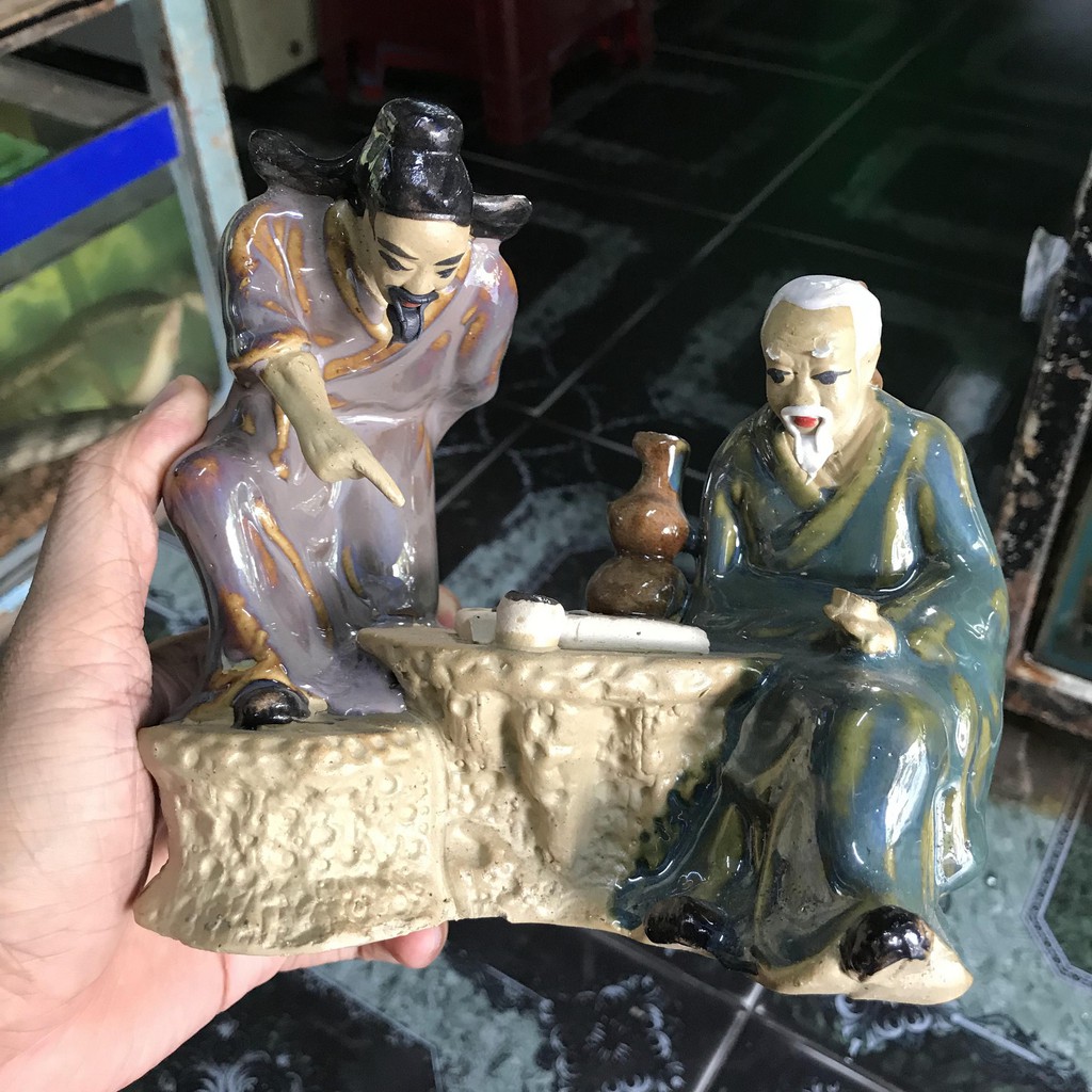 HAI ÔNG ĐÁNH CỜ TRANG TRÍ HỒ CÁ NON BỘ DÀI 15CM RỘNG 12CM CAO 16CM