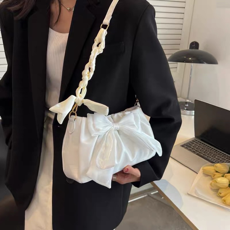 Túi đeo chéo đính nơ khoá cúc bấm Butterfly