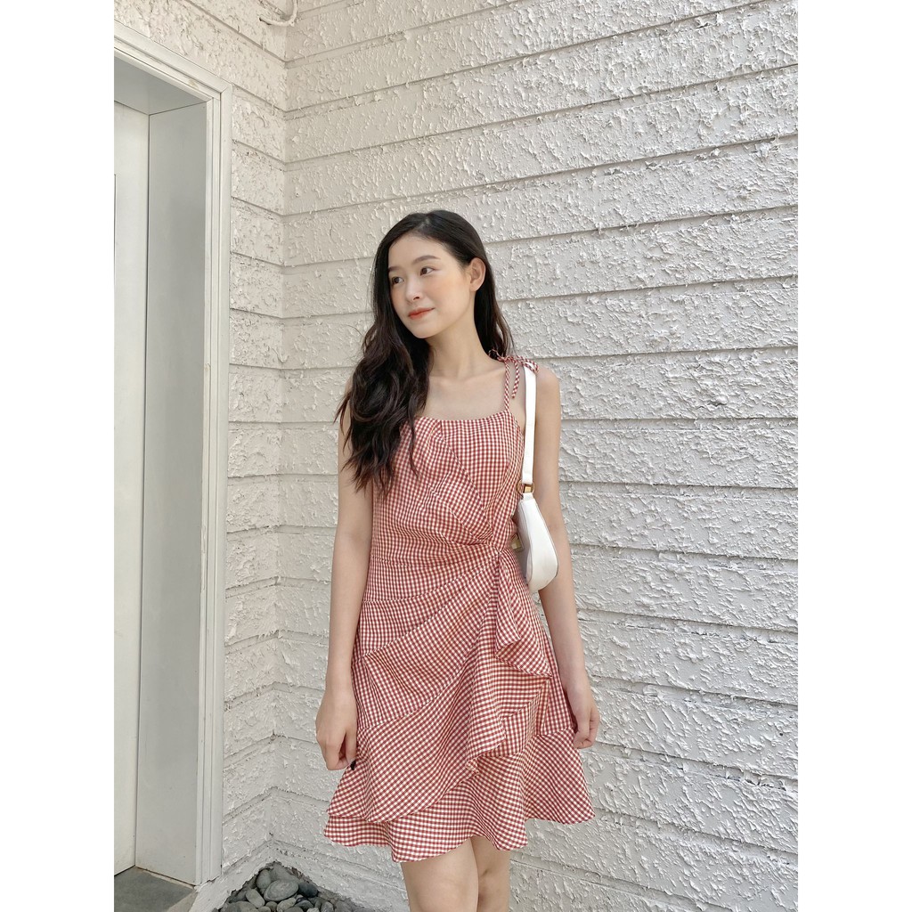 [Mã SKAMA06 giảm 8% tối đa 50K đơn 250K] Váy 2 Dây Xếp Bèo Lệch - Màu Kẻ Gingham Đỏ Chất Vải Boil [Madelen]