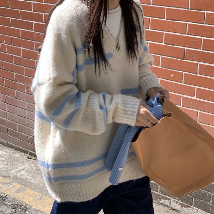 Áo sweater dệt kim dáng rộng cổ V kẻ sọc trẻ trung ấm áp phong cách mùa thu 2020 cho bạn gái