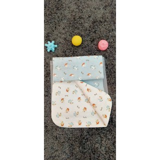 Tấm lót nước tiểu chống thấm cho bé cotton 2 lớp in bông 50*70 (4114),chất liệu cotton 100%,thương hiệu Aiueo Nhật Bản