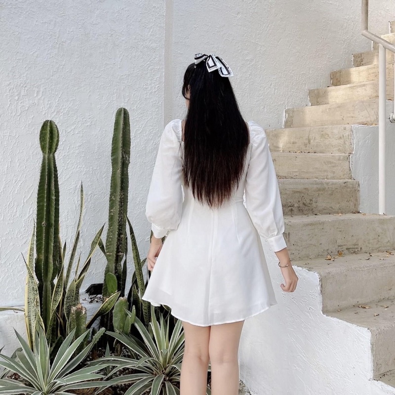 Đầm trắng dài tay đan eo nhíu ngực