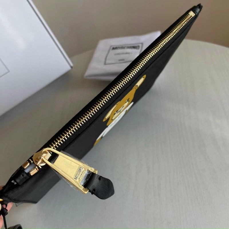 Túi clutch M.o.z.chi.nio gấu