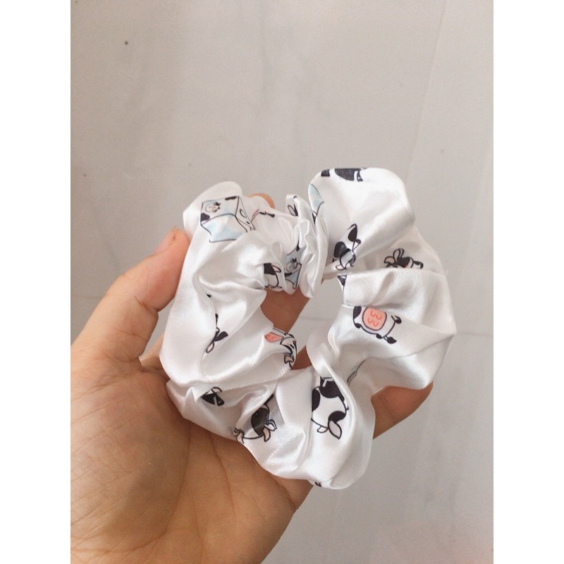 Bán kiếm 5 sao . Dây cột tóc vải scrunchies bò sữa.