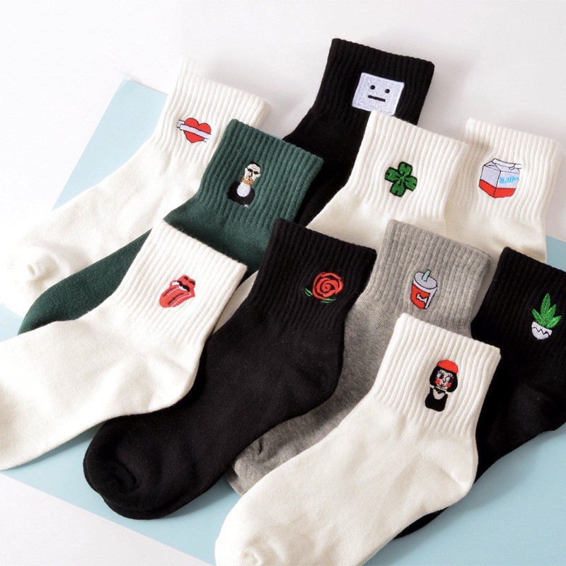Tất sneaker cotton cao cấp thêu hình trang trí.