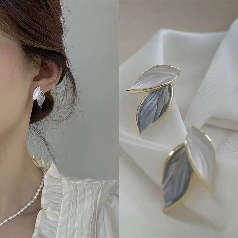 Bông tai thiết kế hình lá đơn giản sành điệu