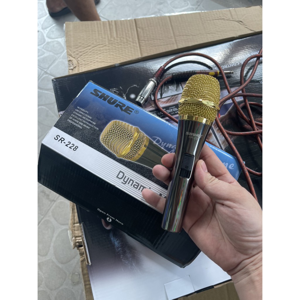 Micro có dây Sh.ur.e SR-228 thích hợp phục vụ cho karaoke gia đình chuyên nghiệp, hội họp quan trọng, thuyết trình...