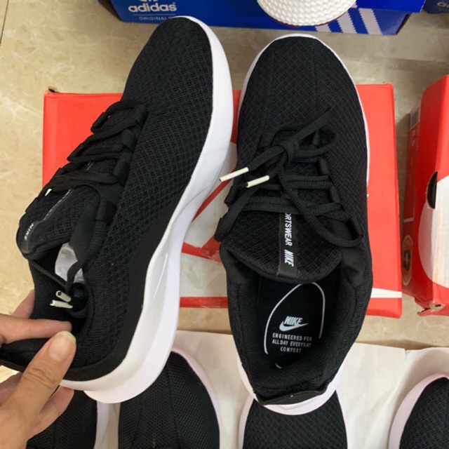 Giày sneaker