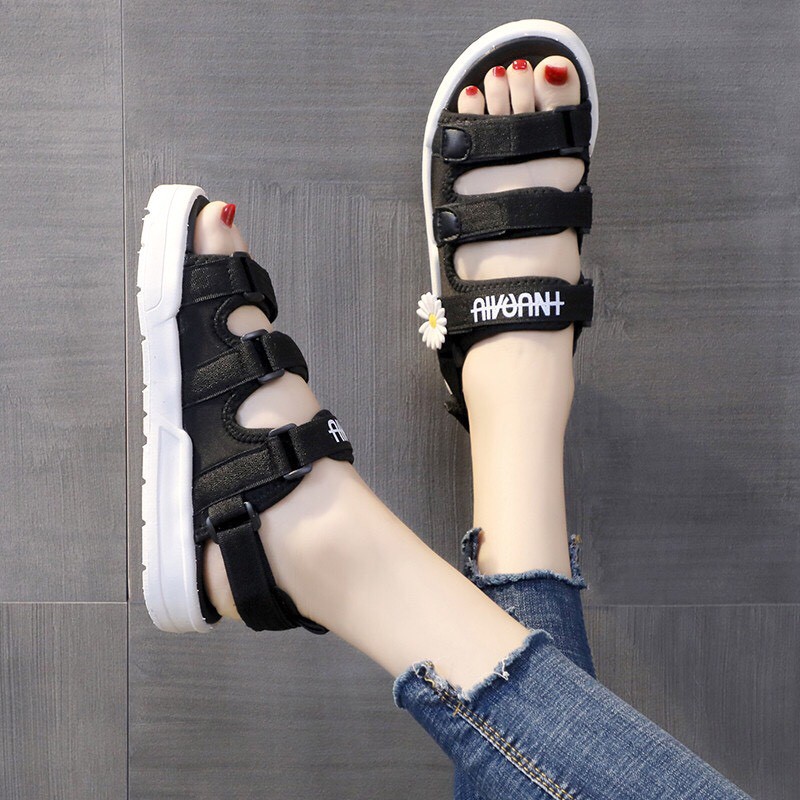 Sandal nữ 3 quai dán chữ kẻ gắn hoa cúc gắn 1 Bông