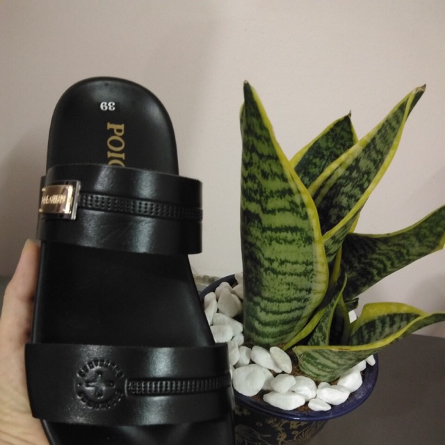 Dép da nam quai ngang mác vuông màu đen