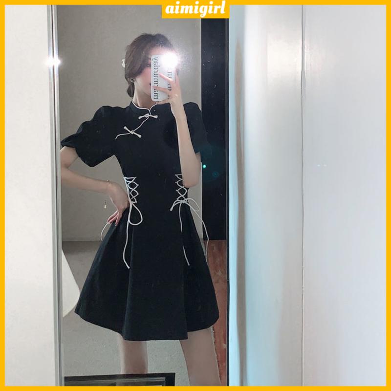 Váy ngắn tay thời trang của phụ nữ, thiết kế nút thắt tinh tế, làn váy lớn lộ ra đôi chân mảnh khảnh.