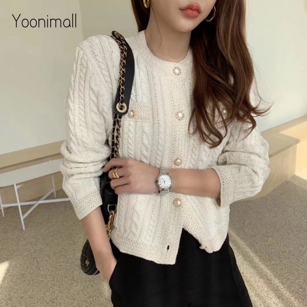 Áo khoác cardigan dệt kim phối nút ngọc trai phong cách Chanel