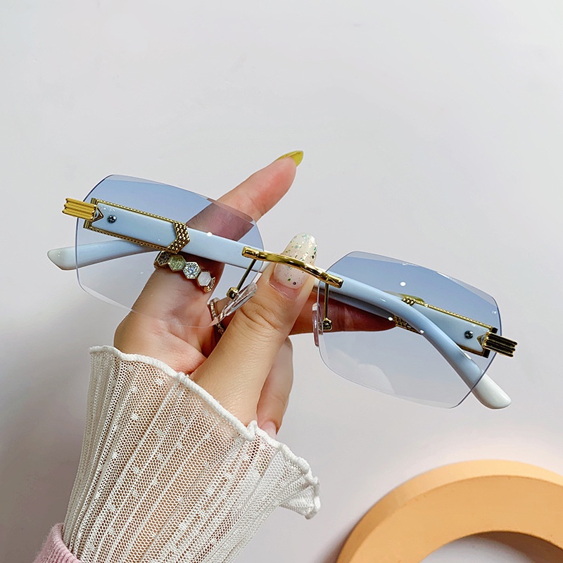 Kính mát có gọng vuông lớn thời trang dành cho nữ