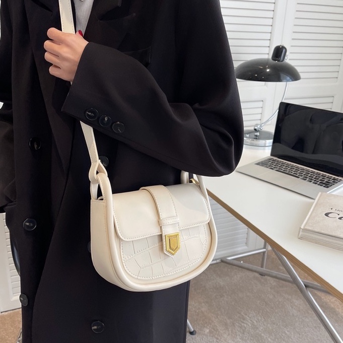 Túi xách nữ kẹp nách đeo chéo da mềm viền vòm khóa nhọn cao cấp CV35