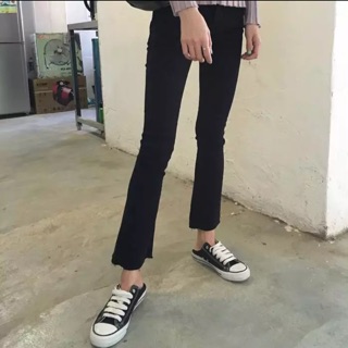 Quần jeans ống loe gấu bằng