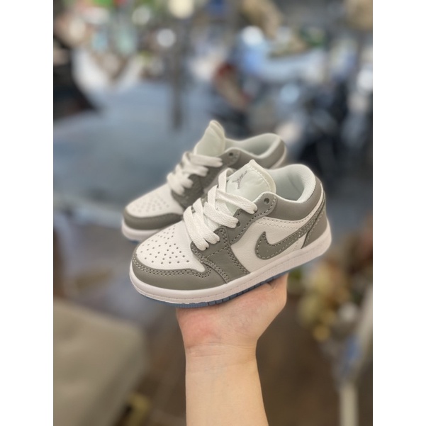 Giày Jordan trẻ em màu xám thấp cổ Wolf Grey