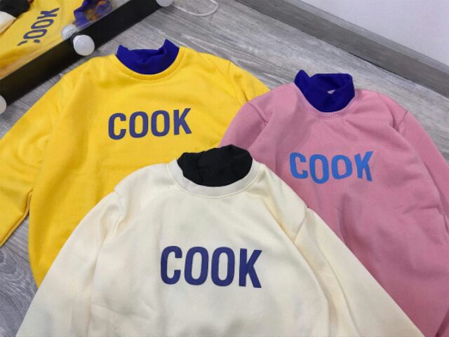 Áo sweater 'COOK' màu hồng phấn và màu kem