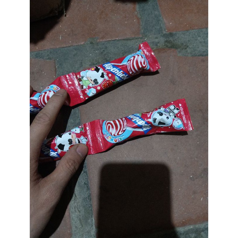 1 chiếc kẹo mút như hình