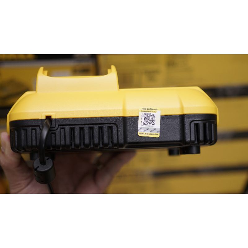 DMTT Sạc Nhanh Dewalt DCB 118-KR, 220V, Bảo Hành Chính Hãng 12 Tháng