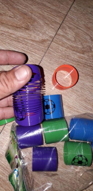 Set 6 mô hình lò xo bằng nhựa có 6 màu khác nhau